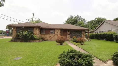 5874 Thrush Dr, Houston, TX 77033