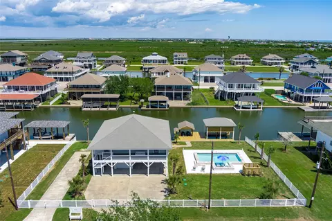 1140 Waterways Dr, Crystal Beach, TX 77650