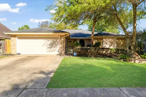 6207 Canada Dr, Pasadena, TX 77505