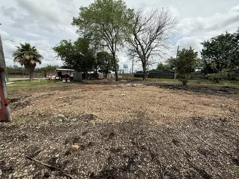 1618 Red Bluff Ct, Pasadena, TX 77581