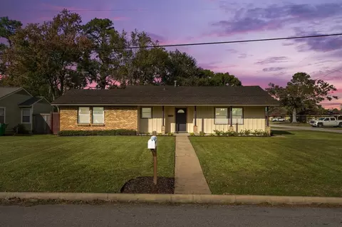 1021 E Miller St, Angleton, TX 77515 photo 1