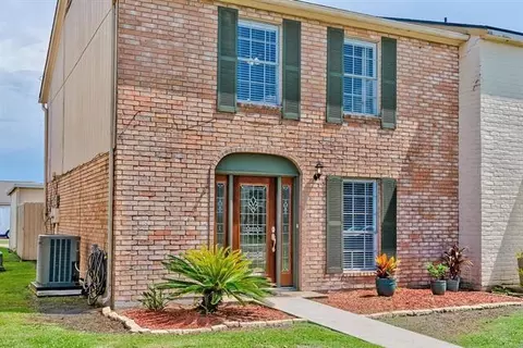 525 Longmeadow St, Beaumont, TX 77707