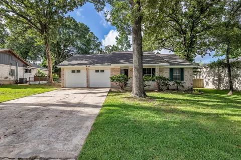 168 Greenleaf Ln, Conroe, TX 77304