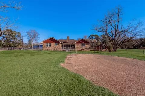2201 Badger Ln, Huntsville, TX 77320