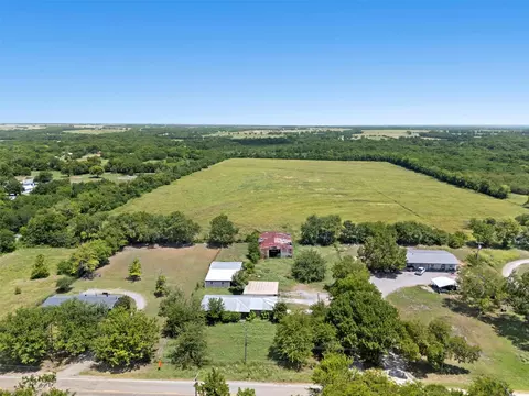 704 E Grand St, Whitewright, TX 75491