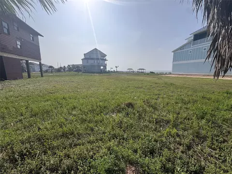 512 91st St, Galveston, TX 77554