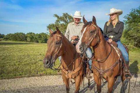 9 Round Top Farms Dr, Round Top, TX 78954