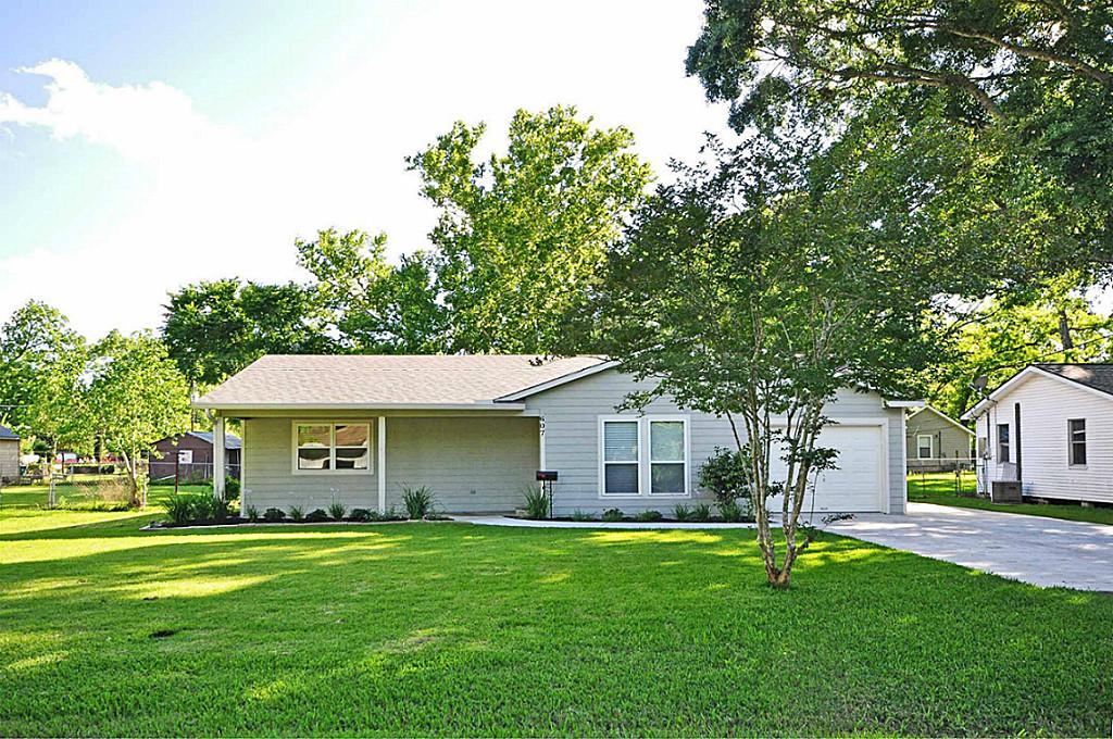 607 Pine St, Sweeny, TX 77480 photo 1