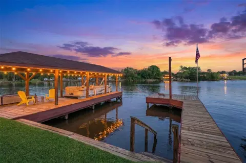 10880 Circle Dr, Willis, TX 77318
