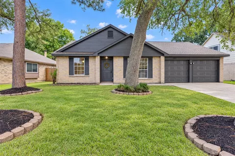 2811 Sugar Wood Dr, League City, TX 77573