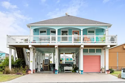 943 Palm Ridge Dr, Crystal Beach, TX 77650