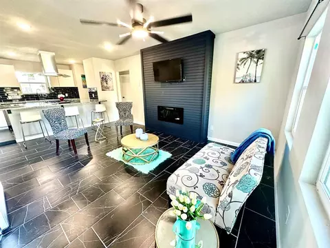 10 Gulf Ln, Galveston, TX 77550