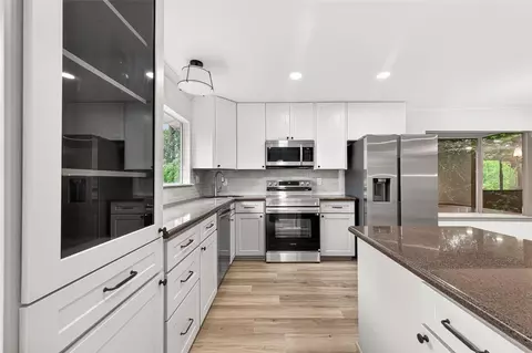Kitchen - 2 Kittiwake Ct, Spring, TX 77380 photo 2 of 8