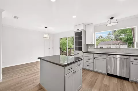 Kitchen - 2 Kittiwake Ct, Spring, TX 77380 photo 5 of 8
