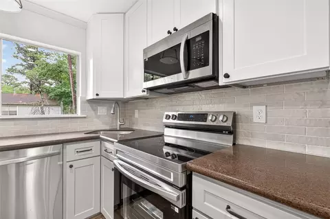 Kitchen - 2 Kittiwake Ct, Spring, TX 77380 photo 7 of 8