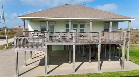 906 Helen Blvd, Crystal Beach, TX 77650