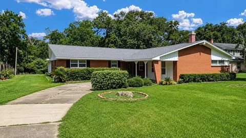 238 Forest Dr, Lake Jackson, TX 77566