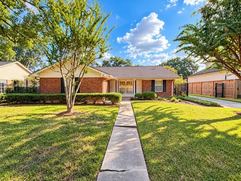 7903 Meadow Lake Ln, Houston, TX 77063