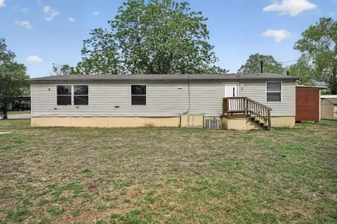 135 Kiowa Trl, Lockhart, TX 78644