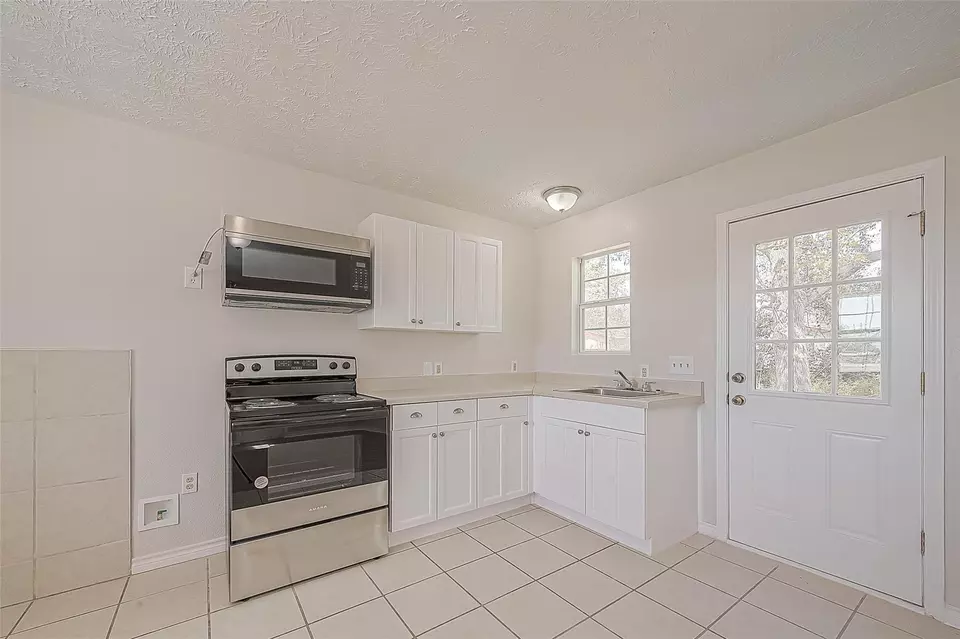 Kitchen - 913 Nevell St, Cleveland, TX 77327 photo 2 of 3