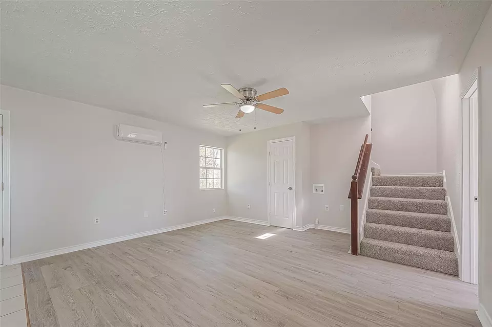 Living - 913 Nevell St, Cleveland, TX 77327 photo 3 of 5