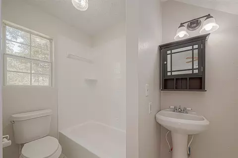 Bath - 913 Nevell St, Cleveland, TX 77327 photo 1 of 2