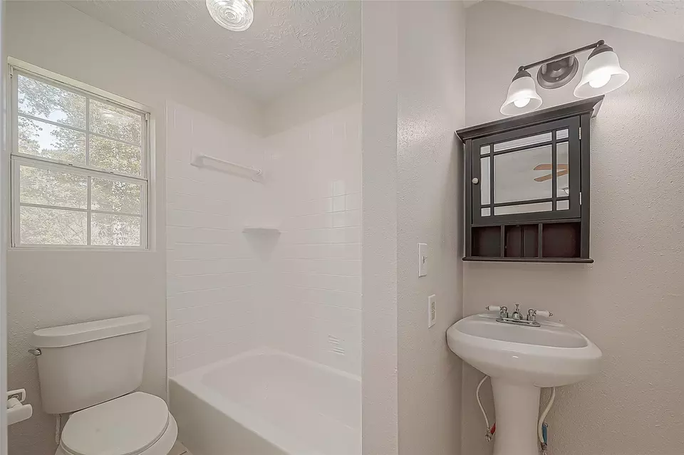Bath - 913 Nevell St, Cleveland, TX 77327 photo 1 of 2