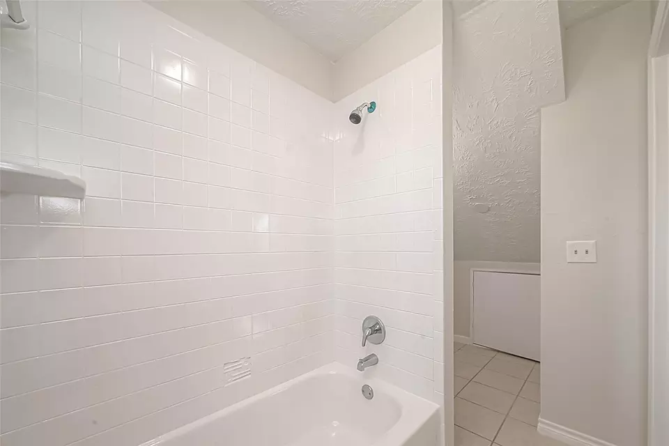 Bath - 913 Nevell St, Cleveland, TX 77327 photo 2 of 2