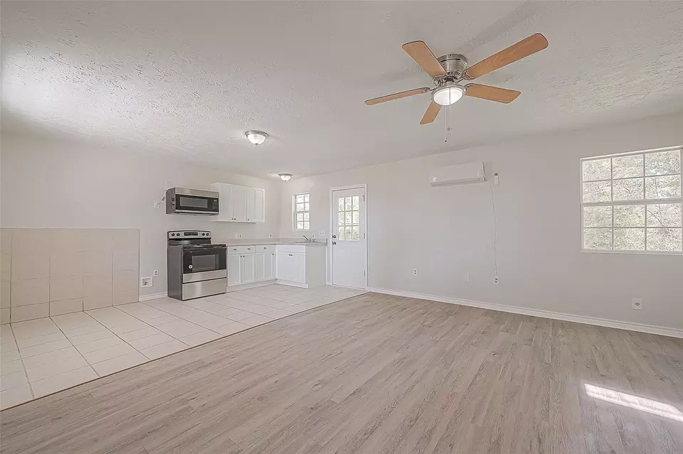 Living - 913 Nevell St, Cleveland, TX 77327 photo 2 of 5