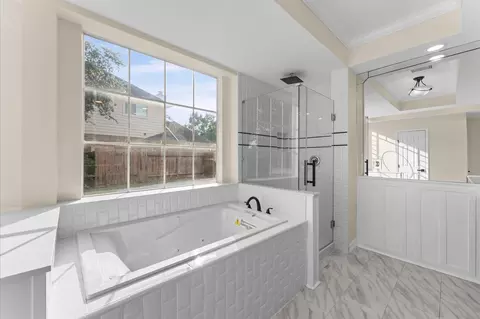 Bath - 6330 N Borg Breakpoint Dr N, Spring, TX 77379 photo 4 of 9