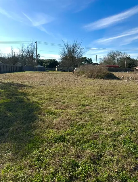 702 Market St, Hempstead, TX 77445