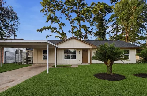 7447 Langley Rd, Houston, TX 77016