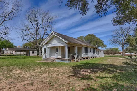 820 W Fairwinds St, Hallettsville, TX 77964