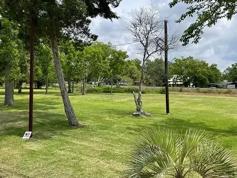 8312 Neville Ave, Hitchcock, TX 77563
