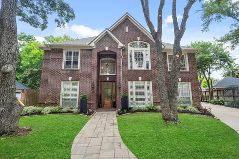 1518 Honeysuckle Ln, Sugar Land, TX 77479