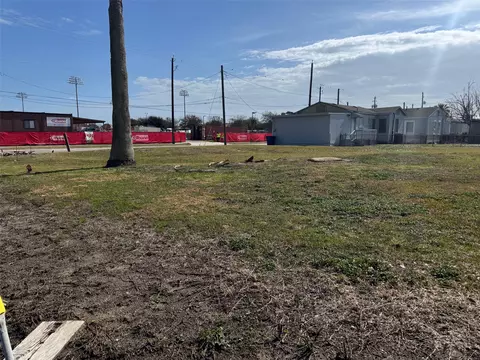 43 Rd Bernardo De Galvez, Galveston, TX 77550