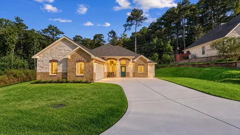 2504 W Green Briar Dr, Huntsville, TX 77340