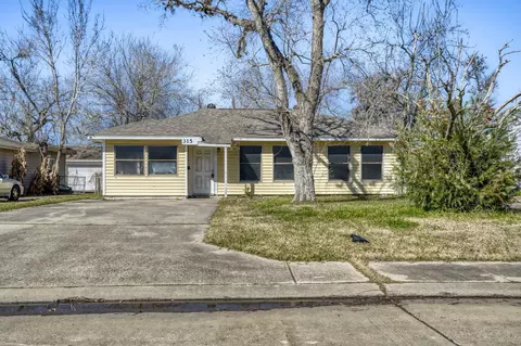 315 Acacia St, Lake Jackson, TX 77566