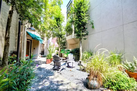 5088 Augusta St, Houston, TX 77007