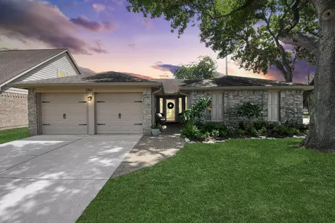 2102 Fountain Dr, Sugar Land, TX 77478