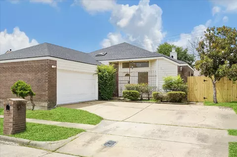 8018 Cobblefield Ln, Houston, TX 77071