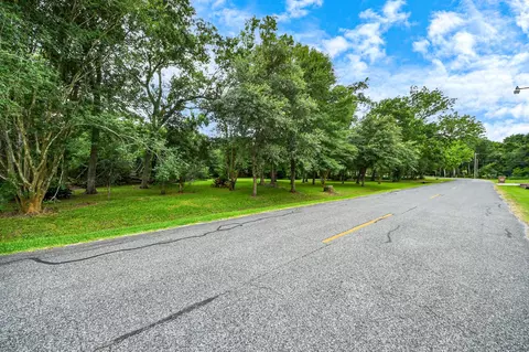 611 Oak Dr, Friendswood, TX 77546