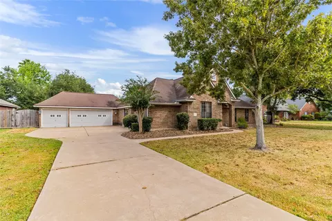 55 Silver Lace Ct, Lake Jackson, TX 77566