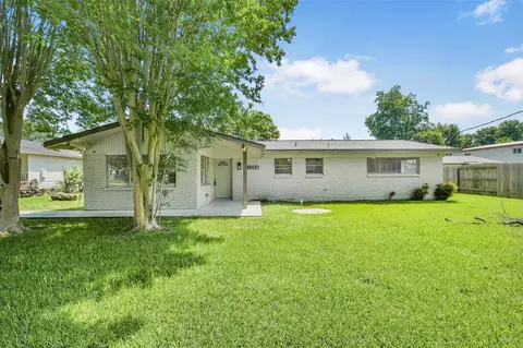 4725 9th St #A, Bacliff, TX 77518