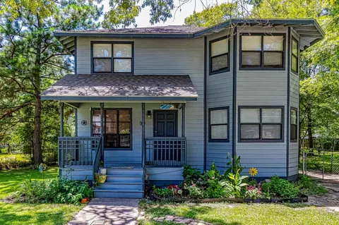 220 Commanche Dr, Onalaska, TX 77360