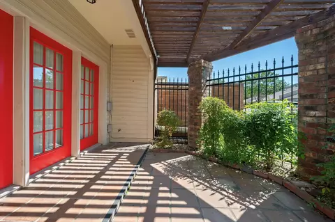 Exterior - 707 Walker St, Bryan, TX 77802 photo 2 of 3