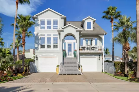 241 Tamana Dr, Tiki Island, TX 77554