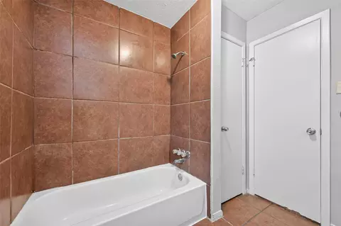 Bath - 22419 Springgate Dr, Spring, TX 77373 photo 2 of 4