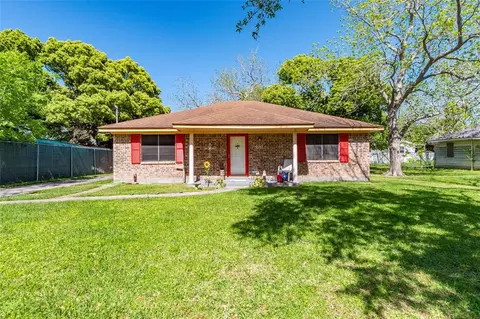 4811 1st St, Bacliff, TX 77518 photo 1