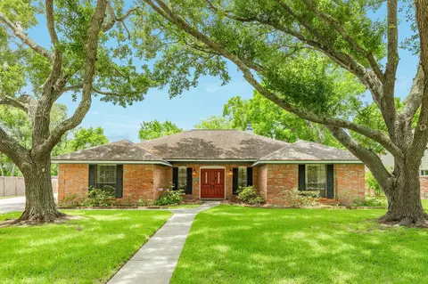 1023 Oleander St, Lake Jackson, TX 77566